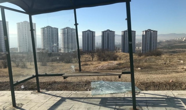 Elazığ'da şehir magandaları durak camlarını kırdı