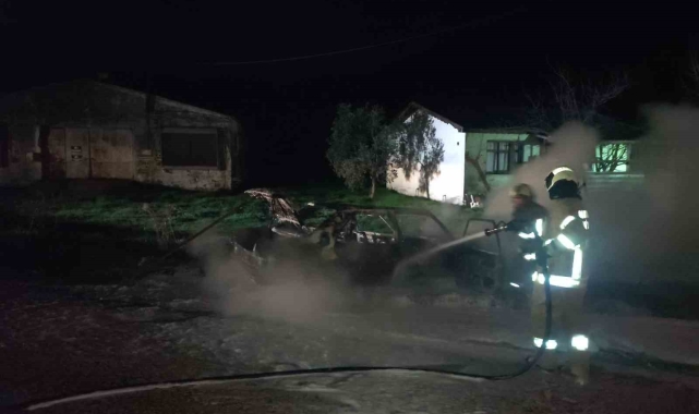 Elektrik kontağından çıkan yangın aracı küle çevirdi