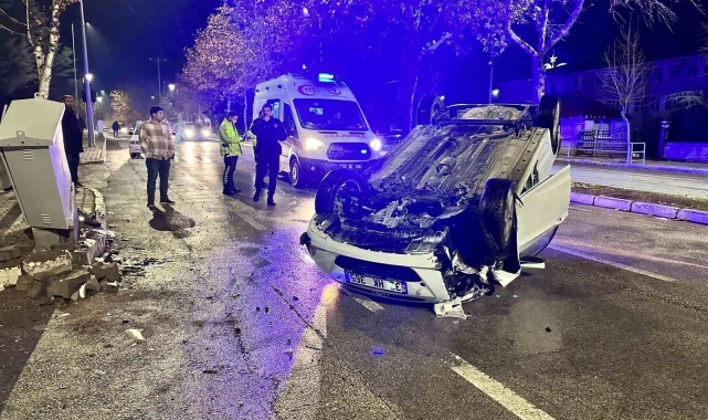 Elektrik panosuna çarpan otomobil ters döndü: 1 yaralı