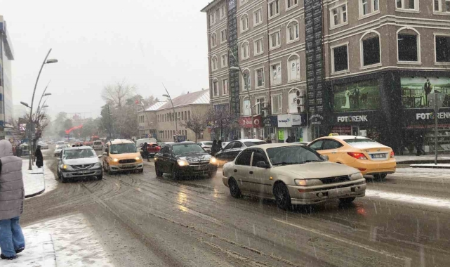 Erzurum'da kar ve tipi etkili oluyor