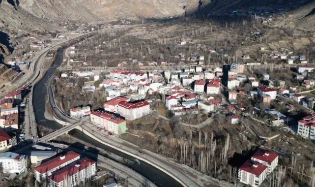 Erzurum'da kış, Uzundere'de sonbahar esintisi yaşanıyor