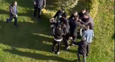 Esenler'de genç kızı taciz ettiği iddia edilen şüpheli şahsa meydan dayağı: O anlar kamerada