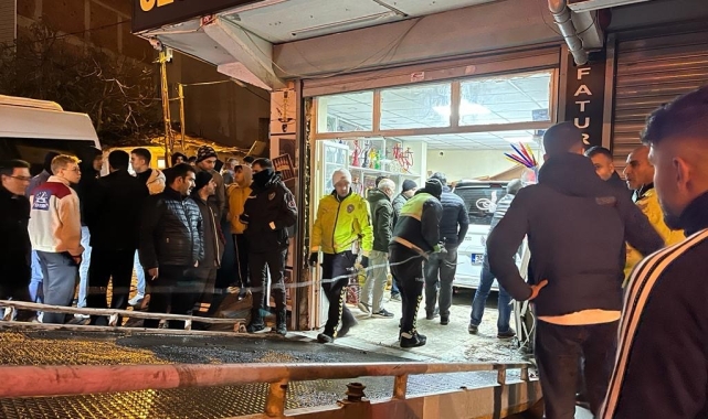 Esenyurt'ta araç tütüncü dükkanına girdi: 2 yaralı