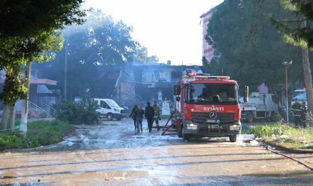 Eski devlet hastanesinde çıkan yangında 20 saat geride kaldı