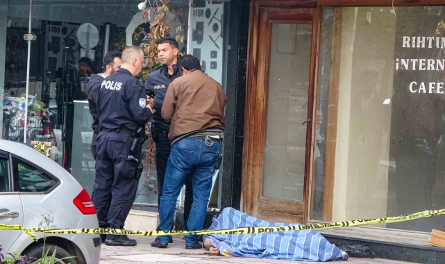 Esnafın uyuduğunu düşünerek üzerini örttüğü evsiz ölü bulundu