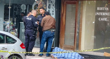 Esnafın uyuduğunu düşünerek üzerini örttüğü evsiz ölü bulundu
