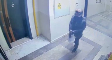 Ev sahibinin ellerini ve ayaklarını bağlayarak 20 bin doları çaldılar