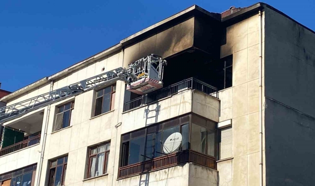 Evde çıkan yangında anne ve 2 çocuğu dumandan etkilendi