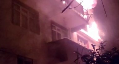 Evin bacasında başlayan yangın çatıya sıçradı