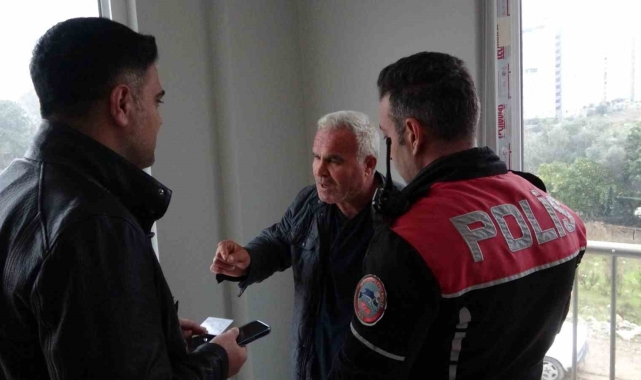 Evini zamanında teslim alamayınca benzin döküp kendisini yakmaya çalıştı