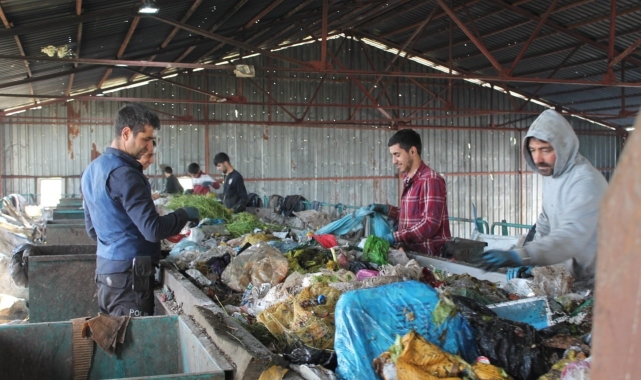 Evlerdeki çöpler belediyenin tesisinde önce ayrıştırılıyor sonra enerjiye dönüştürülüyor