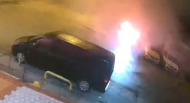 Fatih'te alevlere teslim olan otomobilde kundaklama şüphesi