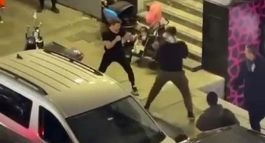 Fatih'te boks ringini aratmayan kavga kamerada: Gardlarını alıp yumruk attılar