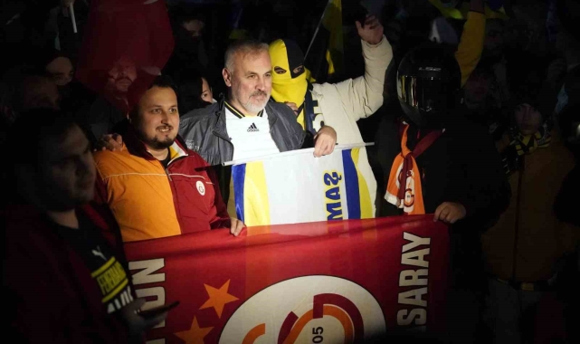Fenerbahçeli ve Galatasaraylı taraftarlar, Sabiha Gökçen Havalimanı'na akın etti