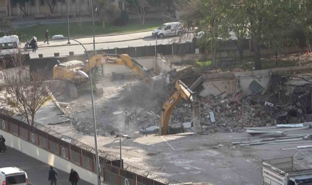 Gaziantep'te depremde ağır hasar alan emniyet ek binasının yıkımına başlandı