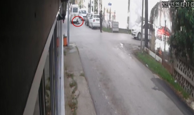 Geri manevra yapan öğrenci servisinin altında kalan kadın ağır yaralandı