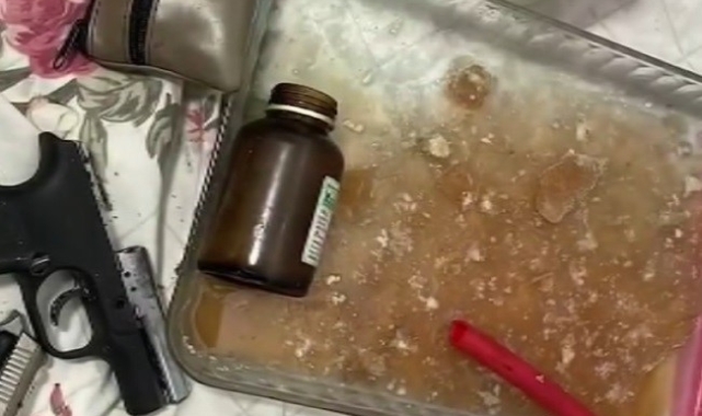 Görüntüler İzmir'den: Uyuşturucu yapımında kullanılan malzemeler mide bulandırdı