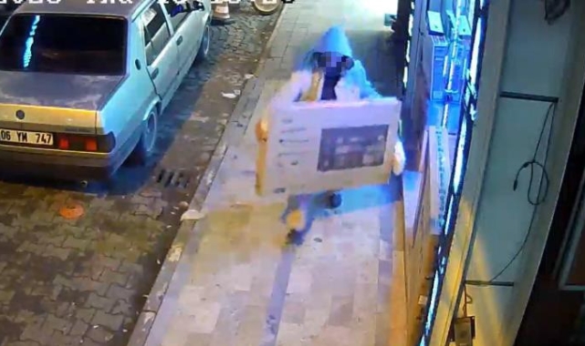 Gözüne kestirdiği televizyonu sırtlayıp götürdü, o anlar kameraya yansıdı