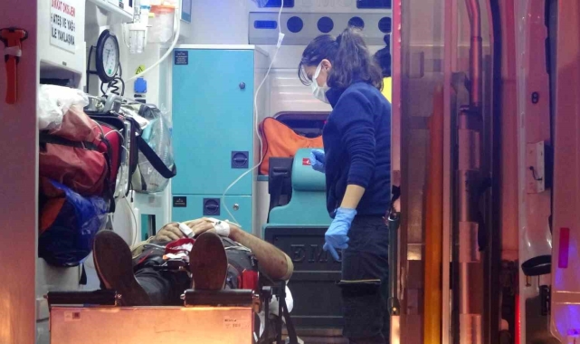 Hafif ticari araç bariyere ok gibi saplandı: 1&#039;i ağır 3 yaralı