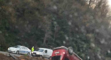 Hafif ticari araç takla attı: 2 yaralı