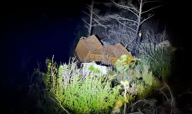 Hafriyat kamyonu 30 metrelik uçurumdan yuvarlandı: 1 yaralı