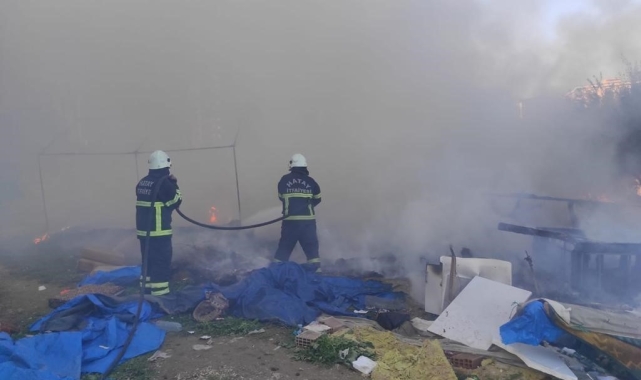 Hatay'da 2 çadır yanarak kül oldu