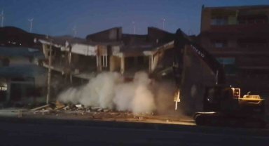 Hatay'da 4 katlı bina korna sesiyle yıkıldı