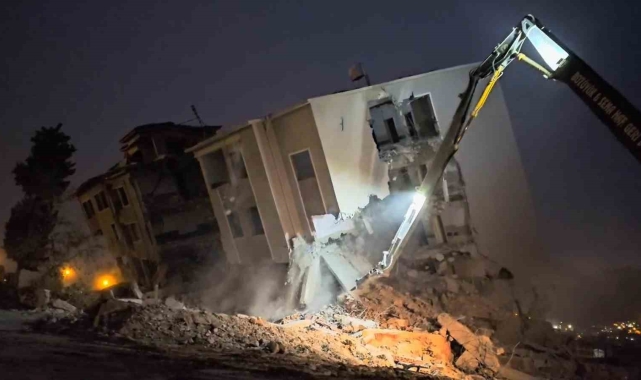 Hatay'da 5 katlı okul, iş makinasının dokunuşuyla yerle bir oldu