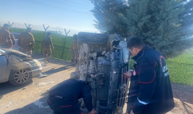 Hatay'da iki otomobil çarpıştı: 2 yaralı