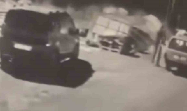 Hırsız 2 metrelik demir profili arabaya sığdırarak çaldı