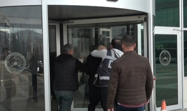 Hırsızlık yapan şahıs adliyenin kapısına kafa attı