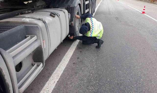 Hisarcık'ta jandarma trafik ekiplerinden kış lastiği denetimi