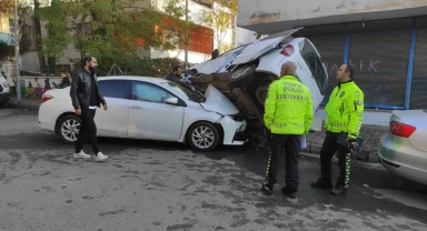 Hızını alamayan otomobil, hafif ticari aracın altına girdi: 2 yaralı