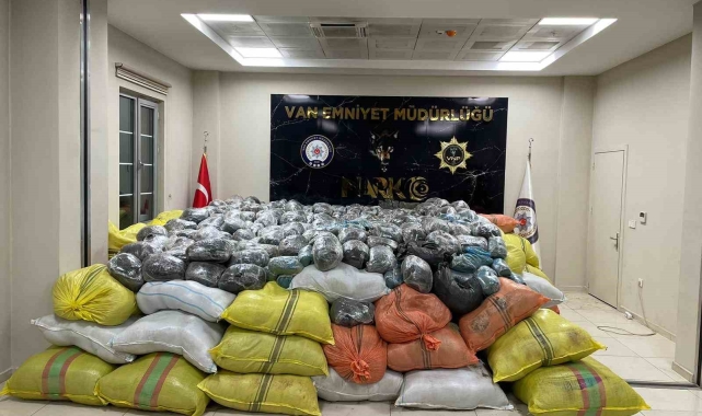 İçişleri Bakanı Yerlikaya:"Devam eden NARKOGÜÇ-38 Operasyonu kapsamında Van'da 4 Ton 600 Kg toz esrar daha ele geçirildi. 1 Yabancı uyruklu zehir taciri yakalandı"