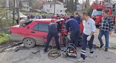 İki otomobil kafa kafaya çarpıştı: 1'i ağır 3 yaralı
