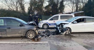 İki otomobil kafa kafaya çarpıştı: 2'si çocuk 4 yaralı