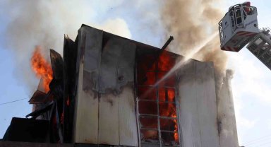 İş yerinde çıkan yangın 2 saatte söndürüldü
