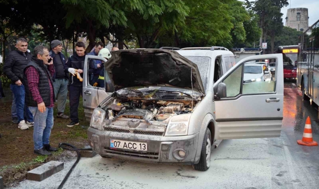 İşe giden su tesisatçısının aracı seyir halindeyken yandı