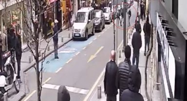 İstanbul'da bıçaklı omuz atma kavgası kamerada: Baba ve oğlu önce dövdü sonra bıçakladı