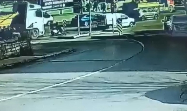 İstanbul'da hafriyat kamyonu dehşeti kamerada: Motosikletli atlayarak ezilmekten kurtuldu