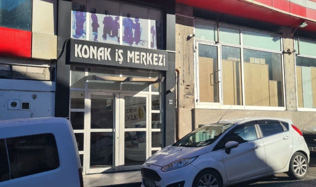 İşyerlerini soymak isteyen hırsızlar, kendilerini kaydeden güvenlik kamerasını da çaldı