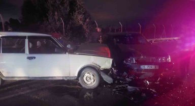 İzmir'de iki araç kafa kafaya çarpıştı: 3 yaralı