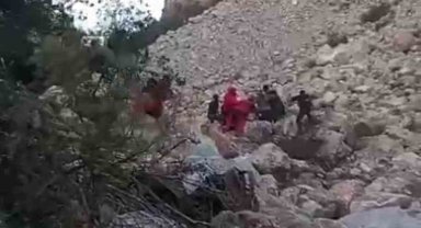 İzmir'de kayalıklardan düşen kişi helikopterle böyle kurtarıldı