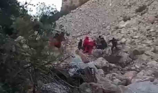 İzmir'de kayalıklardan düşen kişi helikopterle böyle kurtarıldı