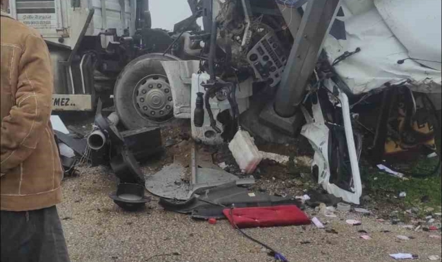 İzmir'de kaza, tırla tren çarpıştı