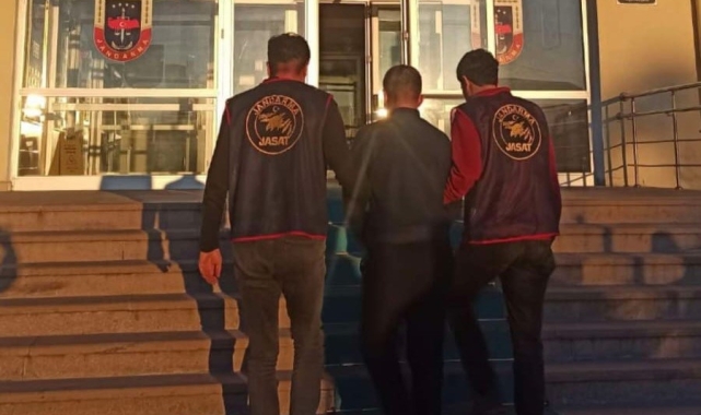 Jandarma 10 yıl hapis cezası bulunan cezaevi firarisini yakaladı