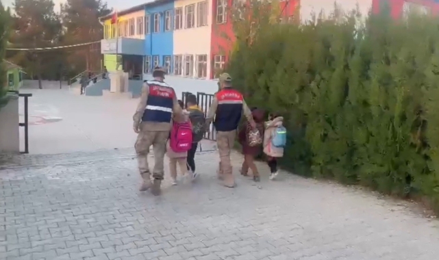 Jandarma okul çevrelerinde denetimlerini sürdürüyor
