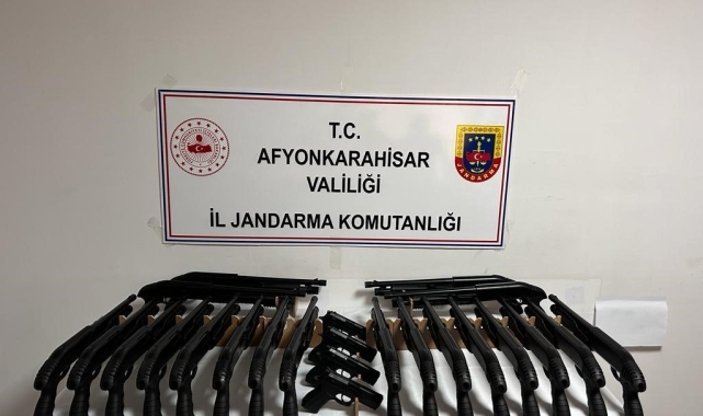 Jandarma ruhsatsız tüfek ve tabanca ele geçirdi