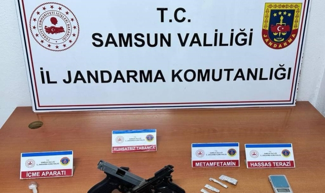 Jandarma şüpheli araçta uyuşturucu ele geçirdi