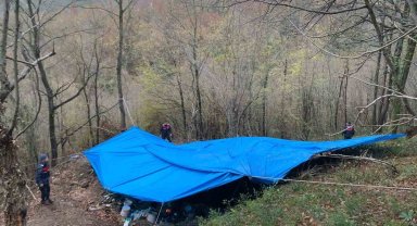 Kaçak kazı yapan 10 kişi 30 metrelik çukurda yakalandı